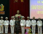 Thiếu tướng Ma Văn Lả - GĐ Công an tỉnh tặng giấy khen cho tập thể, cá nhân có thành tích xuất sắc trong đợt thi đua đặc biệt chào mừng kỷ niệm 10 năm ngày thành lập lực lượng Cảnh sát môi trường.