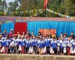 Hơn 100 suất quà đến với các em học sinh có hoàn cảnh khó khăn tại xã Yên Cư
