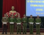 Đại tá Hoàng Văn Vượt - PGĐ Công an tỉnh tặng quà cho các đồng chí thuộc lực lượng Văn phòng Cơ quan CSĐT đã nghỉ hưu và chuyển đơn vị