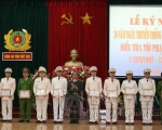 Thiếu tướng Ma Văn Lả - GĐ công an tỉnh tặng giấy khen cho các tập thể và cá nhân lực lượng CSĐTTP về ma túy có thành tích xuất sắc
