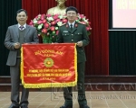Lãnh đạo Cục Xây dựng phong trào toàn dân BVANTQ Bộ Công an trao cờ thi đua xuất sắc cho UBMTTQ Việt Nam tỉnh Bắc Kạn