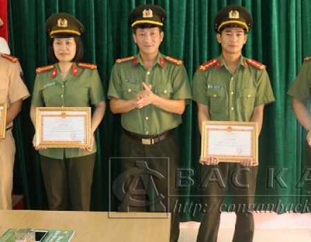 Đại tá Hà Trọng Trung – Phó giám đốc Công an tỉnh trao giấy khen của giám đốc Công an tỉnh cho các cá nhân có thành tích xuất sắc