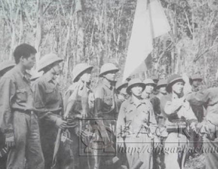 Tại Biên Hòa (Đồng Nai) diễn ra Lễ bàn giao cờ chiến thắng cho Đại đội 2 (hai lần Anh hùng) thuộc Tiểu đoàn 9, Trung đoàn 3, Sư đoàn 304, Quân đoàn 2 trước khi bước vào Chiến dịch Giải phóng Sài Gòn.  Ảnh tư liệu