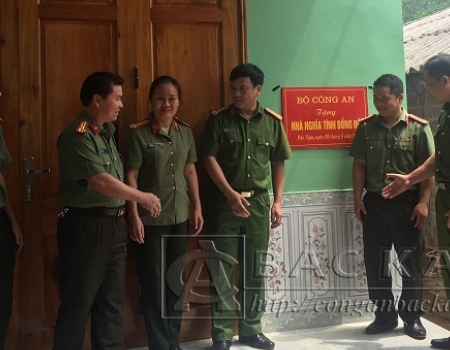 Lãnh đạo Công an tỉnh và đại diện một số đơn vị Công an trao tặng nhà cho đồng chí Hoàng Văn Thanh