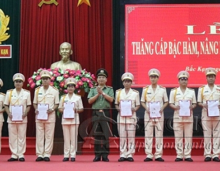 Đại tá Dương Văn Tính – Giám đốc Công an tỉnh trao quyết định và gắn quân hàm Thượng tá cho các đồng chí đến niên hạn.