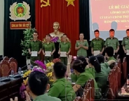 Đại tá Vũ Thị Thanh Hải – Ủy viên Ban thường vụ Đảng ủy, Trưởng phòng Tổ chức cán bộ trao chứng nhận cho các đảng viên mới.