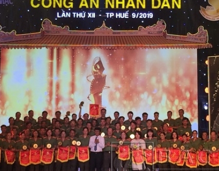 Thứ trưởng Bộ Công an Nguyễn Văn Thành và Tổng Giám đốc Đài Truyền hình Việt Nam Trần Bình Minh trao cờ lưu niệm cho các đơn vị tham gia Liên hoan