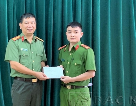 Đại tá Dương Văn Tính, GĐ Công an tỉnh trao tiền CBCS ủng hộ cho đồng chí Hoàng Anh Cường