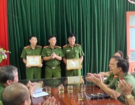Đại tá Hà Trọng Trung – Phó Giám đốc Công an tỉnh trao thưởng cho các cá nhân có thành tích xuất sắc.