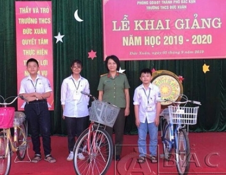 Phòng An ninh đối nội Công an tỉnh tặng xe đạp cho 3 học sinh có hoàn cảnh khó khăn Trường THCS Đức Xuân