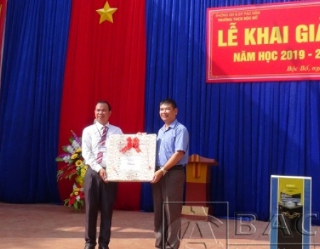 Đồng chí Dương Văn Tính - GĐ Công an tỉnh trao quà cho Trường THCS Bộc Bố