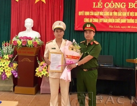 Lãnh đạo Công an huyện Ba Bể trao quyết định điều dộng Thượng úy Dương Văn Hiệt  làm Trưởng Công an xã Địa Linh.