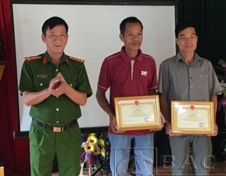 Đại tá Hà Trọng Trung – Phó Giám công an tỉnh trao giấy khen cho anh Quyết và anh Lịch.