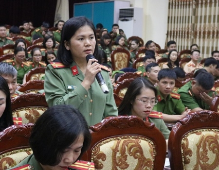 Trung tá Lâm Thị Thu Hiền – Phó Chủ tịch thường trực Hội Phụ nữ Công an tỉnh phát biểu, đặt câu hỏi với đồng chí Bí thư Đảng ủy Công an tỉnh.