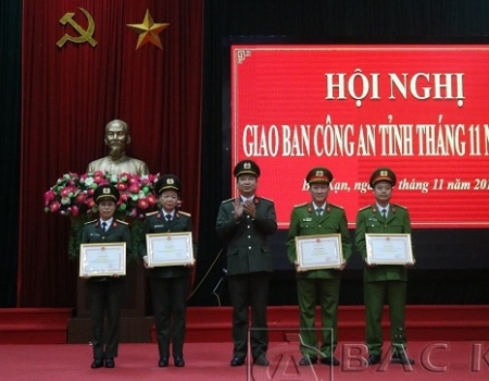 Đại tá Dương Văn Tính - GĐ Công an tỉnh trao Bằng khen của Bộ trưởng Bộ Công an cho các tập thể, cá nhân có thành tích xuất sắc trong "Xây dựng công an cấp huyện vững mạnh, toàn diện"