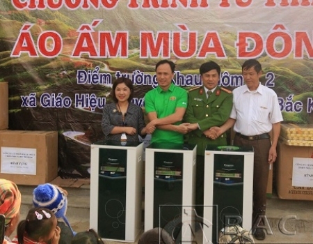 Đại tá Nguyễn Thanh Tuân – Phó Giám đốc Công an tỉnh và Ông Lê Minh Phúc – Phó Giám đốc Công ty HUD8 trao tặng máy lọc nước cho điểm trường.