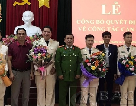Đại tá Đinh Quang Huy - PGĐ Công an tỉnh và đại diện chính quyền địa phương tặng hoa chúc mừng 5 đồng chí Công an chính quy đến công tác tại công an thị trấn Đồng Tâm.