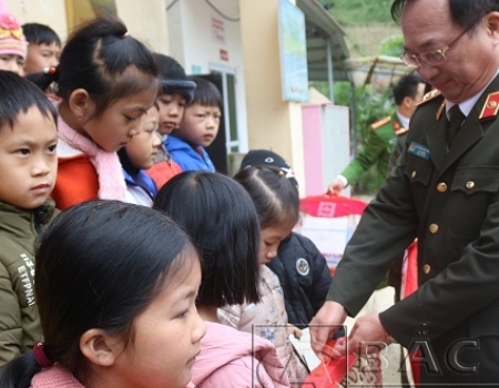 Thượng tướng Nguyễn Văn Thành – Thứ trưởng Bộ Công an tặng quà cho các em học sinh tại điểm trường Bản Lài, xã Côn Minh, huyện Na Rì.