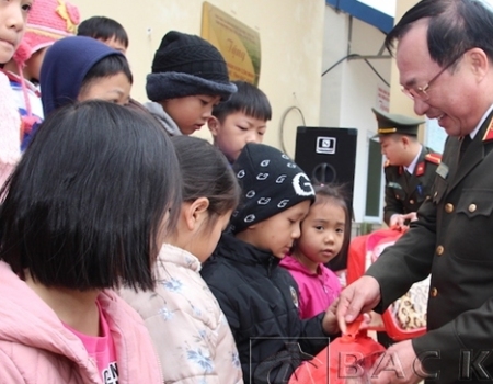 Thứ trưởng Nguyễn Văn Thành tặng quà cho các học sinh tại điểm trường Bản Lù.
