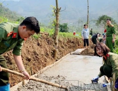 ĐVTN Công an tỉnh giúp đổ bê tông đường lên thôn Cốc Lào, xã Giáo Hiệu