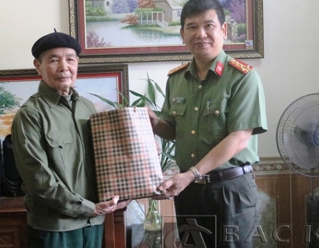 Đại tá Dương Văn Tính - GĐ Công an tỉnh tặng quà ông Nông Văn Quỳnh, phường Xuất Hóa, TP Bắc Kạn nhân kỷ niệm ngày giải phóng miền Nam.
