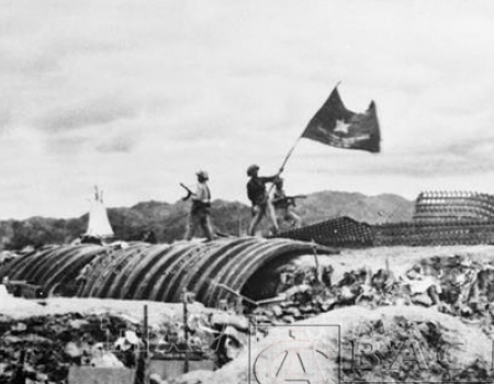 Chiều 7/5/1954, lá cờ "Quyết chiến - Quyết thắng" của Quân đội nhân dân Việt Nam tung bay trên nóc hầm tướng De Castries. Chiến dịch lịch sử Điện Biên Phủ đã toàn thắng. Ảnh: Tư liệu TTXVN
