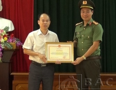 Thượng tá Vũ Văn Quân, Phó Giám đốc Công an tỉnh đã trao Bằng khen cho Liên đoàn lao động tỉnh.  