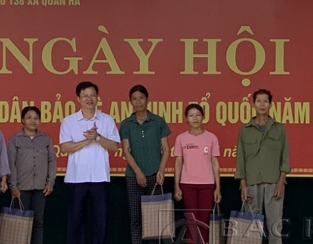 Đồng chí Phạm Duy Hưng, Phó Chủ tịch tỉnh tặng quà cho các gia đình chính sách, người có công.