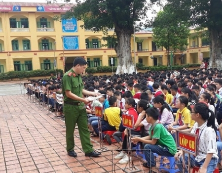Một buổi tuyên truyền của Công an thành phố Bắc Kạn tại Trường THCS Huyền Tụng