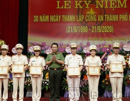 Đại tá Hà Văn Tuyên, UV BTV Tỉnh ủy, Bí thư Đảng ủy, Giám đốc Công an tỉnh tặng giấy khen cho các tập thể, cá nhân
