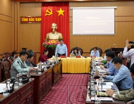 Đồng chí Phạm Duy Hưng- Phó Chủ tịch UBND tỉnh tiếp thu và trả lời các ý kiến tại buổi họp báo.  