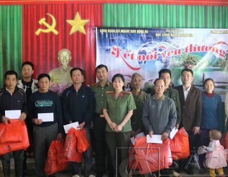 Thiếu tướng Dương Văn Tính – Cục trưởng Cục Công nghệ thông tin, Bộ Công an trao quà cho các gia đình có hoàn cảnh khó khăn tại thôn Bản Cám