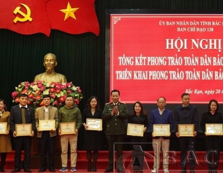 Đại tá Hà Văn Tuyên - GĐ Công an tỉnh tặng Giấy khen cho các tập thể có thành tích xuất sắc trong phong trào Toàn dân bảo vệ an ninh Tổ quốc năm 2020
