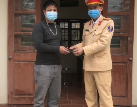 Trung tá Nguyễn Huy Cường trao trả tài sản cho ông Đỗ Văn Chung