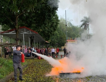 Học viên thực hành dùng bình bột dập tắt đám cháy
