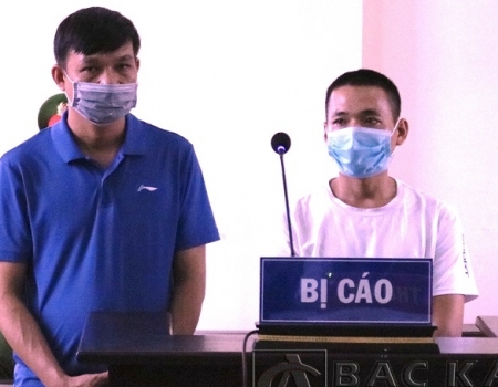 Bị cáo Phạm Thế Lương (áo trắng) và Ngọc Hải Huy tại phiên tòa