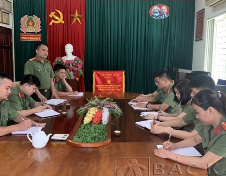 Trung tá Lục Khánh giang chủ trì cuộc họp