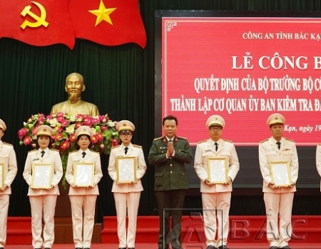 Đại tá Hà Văn Tuyên   Giám đốc Công an tỉnh trao Quyết định điều động cán bộ tại Lễ công bố Quyết định của Bộ trưởng Bộ Công an về việc thành lập Cơ quan UBKT Đảng ủy Công an tỉnh Bắc Kạn