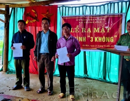 Đồng chí Nông Đức Thiện – Phó Chủ tịch UBND xã Trung Hòa trao quyết định công nhận trưởng, phó trưởng mô hình “3 không”