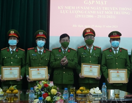 Đại tá Hà Trọng Trung   Phó Giám đốc Công an tỉnh tặng giấy khen cho các tập thể, cá nhân có thành tích trong thi đua kỷ niệm 15 năm Ngày truyền thống lực lượng Cảnh sát môi trường