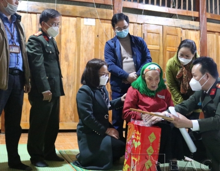 Đoàn Công tác thăm hỏi, tặng quà cụ Hoàng Thị Mấy ở thôn Phiêng Luông, xã Công Bằng.