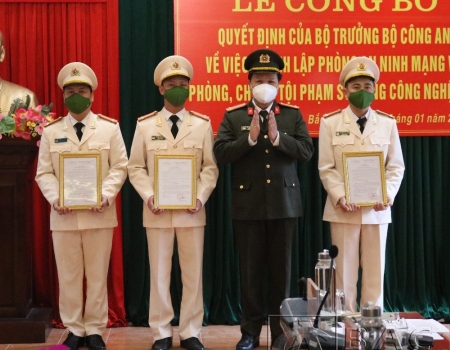 Đại tá Hà Văn Tuyên, Giám đốc Công an tỉnh trao các quyết định điều động, bổ nhiệm đối với tập thể lãnh đạo đơn vị mới