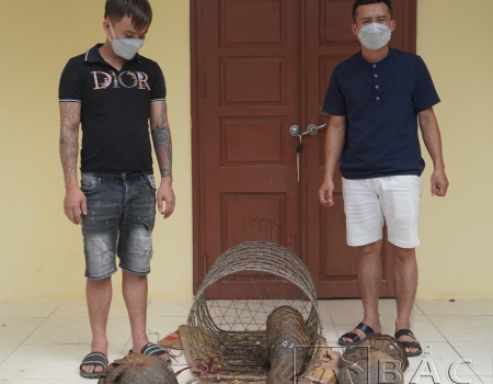 Hai đối tượng Lê Văn Lưu (bên phải) và Hồ Đăng Ánh cùng tang vật trong vụ vận chuyển, tàng trữ trái phép 04 cá thể tê tê sống.