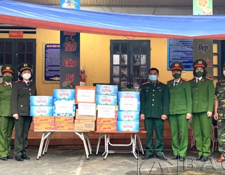 Đoàn tặng quà tại điểm cách ly xã Sơn Thành, huyện Na Rì
