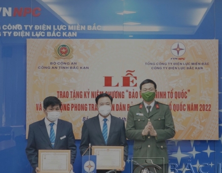 Đại tá Vũ Văn Quân trao kỷ niệm chương cho các cá nhân