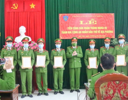 Thượng tá Ma Xuân Thịnh, Trưởng phòng Cảnh sát cơ động trao quyết định xuất ngũ cho chiến sĩ hoàn thành nghĩa vụ CAND.