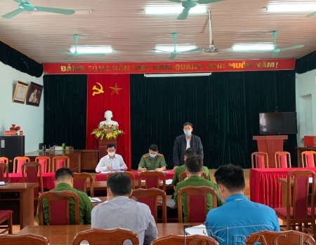 Đồng chí Tá Hữu Thăng, Bí thư Đảng uỷ xã Yên Thượng tiếp thu và giải trình các ý kiến của đoàn kiểm tra.