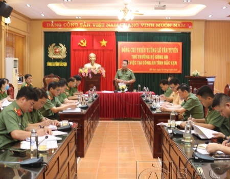 Đại tá Hà Văn Tuyên phát biểu kết luận cuộc họp