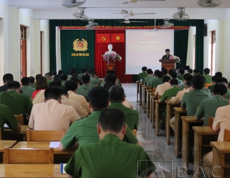 Đại tá Nguyễn Thanh Tuân, Phó Giám đốc Công an tỉnh phát biểu khai mạc lớp tập huấn.