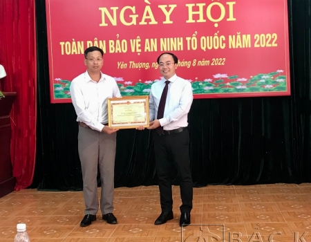 Đồng chí Ma Thị Cử   Phó Chủ tịch UBND huyện tặng giấy khen cho các tập thể, cá nhân